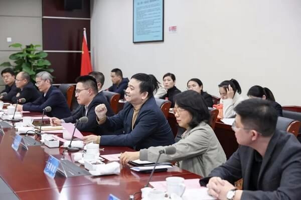 艾思捷顧總參加德清召開(kāi)第十七期親清直通車&middot;政企懇談會(huì) (2).jpg