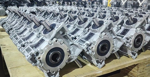 11月正忙，艾思捷雙軸輸入蝸輪減速機(jī)SJMRV050-30-AB發(fā)貨 (2).jpg